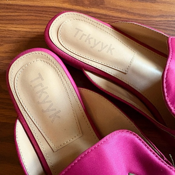 Elegant Floral Embroidered Women's Mules - Picture 3 of 7